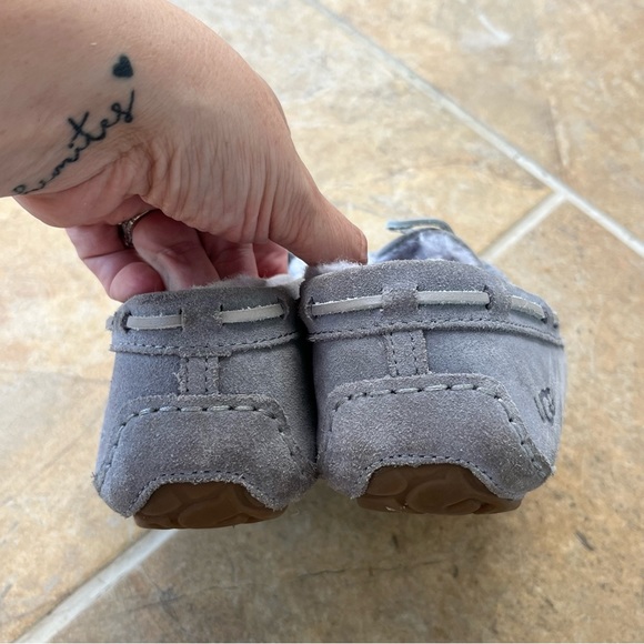 UGG Women's gray suede shearling lined cozy casual DAKOTA SLIPPERS size 6 - Picture 5 of 7
